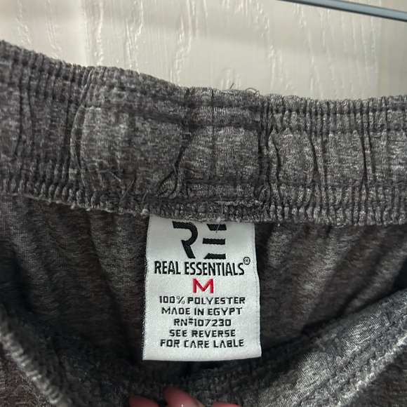 Men’s Real Essentials Shorts - Picture 3 of 3